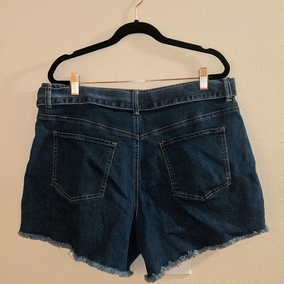 Retro High Waisted Mom Short with Belt - Picture 6 of 6